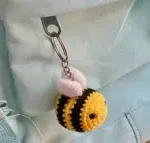 Llavero abejita crochet