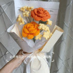 Ramo rosas naranjas y flores amarillas crochet