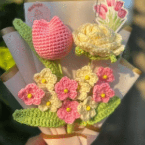 Ramo tulipán rosa, rosa crema y flores pequeñas crochet
