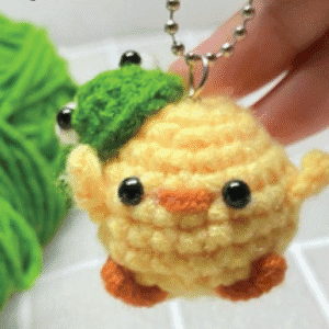 Llavero Tejido Patito con Gorro