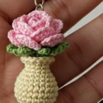 Llavero flor en jarrón crochet