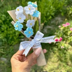 Mini ramo flores azules y blancas crochet